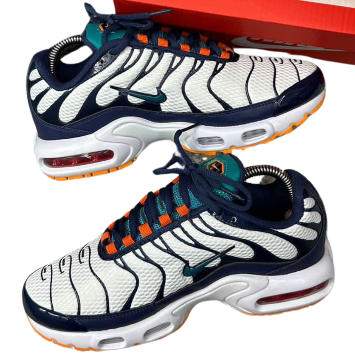 Zapatillas Nike TN Plus Hombre. Las Zapatillas Nike TN Plus Hombre se han convertido en una de las elecciones más populares entre los amantes de la moda urbana y el calzado deportivo. No solo ofrecen un diseño innovador y moderno, sino que también garantizan la comodidad y el rendimiento que todo usuario busca en un par de zapatillas. En este artículo, te guiaremos a través de todo lo que necesitas saber antes de comprar un par de Nike TN Plus Hombre , además de darte los mejores consejos para encontrar el modelo ideal en Onlineshoppingcenterg .  ¿Qué Son las Zapatillas Nike TN Plus Hombre? Las Nike TN Plus , también conocidas como Nike Air Max Plus TN , son un ícono de la moda deportiva desde su lanzamiento en 1998. Diseñadas inicialmente como calzado para correr, hoy en día son una pieza clave en la moda urbana, siendo muy valoradas tanto. por su estética única como por su tecnología avanzada.  Estas zapatillas destacan por su sistema de amortiguación Tuned Air (de ahí las iniciales "TN"), que proporciona un soporte excepcional y una sensación de comodidad incomparable. Además, su diseño robusto y agresivo las hace perfectas para quienes buscan destacar con estilo.  Características Clave de las Zapatillas Nike TN Plus Hombre 1. Amortiguación Tuned Air (TN) La tecnología Tuned Air es la característica principal de las Nike TN Plus . Este sistema está diseñado para brindar soporte específico en las áreas clave del pie, lo que reduce el impacto en cada paso y mejora el confort durante el uso prolongado.  2. Diseño icónico El diseño de las Nike TN Plus es inconfundible. Las líneas onduladas en la parte superior, inspiradas en la naturaleza, y su estructura robusta hacen que estas zapatillas sean fácilmente reconocibles. Además, están disponibles en una amplia gama de colores, como las populares Nike TN blancas y Nike TN negras , que se adaptan a cualquier estilo.  3. Durabilidad excepcional Las Nike TN Plus Hombre están diseñadas para durar. Sus materiales de alta calidad y la estructura sólida aseguran que puedan soportar el uso diario sin perder su forma ni comodidad.  4. Variedad de modelos Existen diferentes versiones de las Nike TN Plus que ofrecen características adicionales y mejoras tecnológicas. Algunos de los modelos más populares son:  Nike Air Max Plus TN Ultra Nike TN Plus 3 Nike Air Max Plus 3 Cada uno de estos modelos ofrece su propio conjunto de ventajas, adaptándose a diferentes gustos y necesidades.